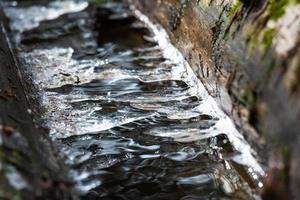 une petite rivière de forêt rocheuse en hiver photo