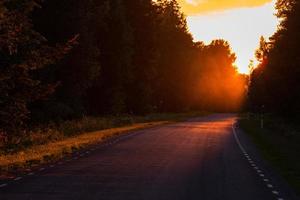 route de campagne aveuglée par le soleil photo