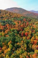 vue aérienne du feuillage d'automne le long des montagnes catskill dans le nord de l'état de new york le long de la surveillance de cinq états. photo