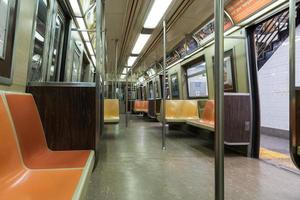 intérieur de la voiture de métro de new york lorsqu'il est vide. photo