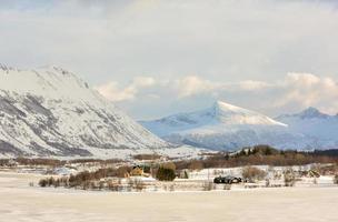 hauklandsvatnet dans les îles lofoten, norvège en hiver. photo