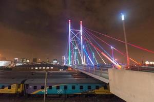 pont nelson mandela la nuit - johannesburg photo