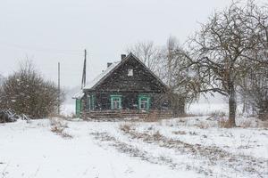 paysage de village rural letton à latgale en hiver photo