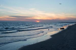 coucher de soleil sur la plage de l'île de brighton-coney photo