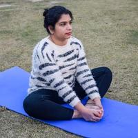 portrait d'une magnifique jeune femme indienne pratiquant le yoga en plein air dans un parc. belle fille pratique la pose de yoga de base. calme et détente, bonheur féminin. orientation horizontale photo