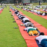 séance d'exercices de yoga en groupe pour les personnes de différents groupes d'âge au stade de cricket de delhi lors de la journée internationale du yoga, grand groupe d'adultes assistant à une séance de yoga photo