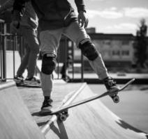 skateur fait le tour avec un saut sur la rampe. skateur volant dans les airs photo