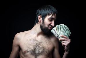 jeune homme avec des billets sur fond noir photo