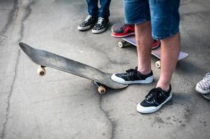 skateur fait le tour avec un saut sur la rampe. skateur volant dans les airs photo