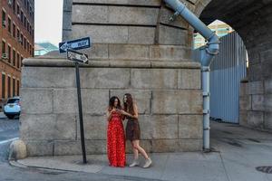 deux filles perdues interagissant avec un téléphone portable pour obtenir des directions à new york photo