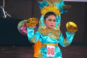 jakarta, indonésie en novembre 2022. les jeunes enfants de la maternelle à l'école primaire participent au concours national de danse de l'archipel. photo