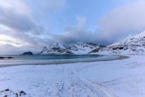 plage de haukland dans les îles lofoten, norvège en hiver au crépuscule. photo