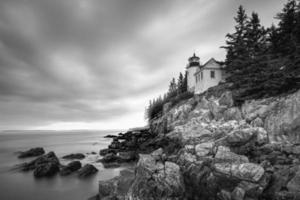 phare de bass harbour dans le parc national d'acadia, maine au coucher du soleil photo