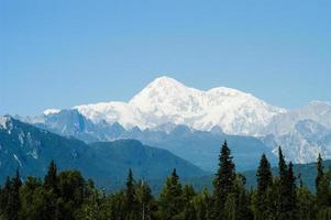 vue panoramique sur les montagnes entourant talkeetna, alaska photo