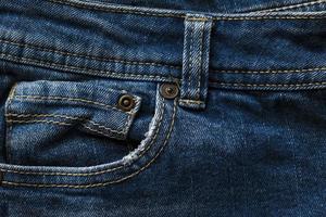 détails de vieux jeans. jean bleu. toile de jean. fond en jean. texture denim. fond d'écran. détail jean et surpiqûres. pantalon bleu foncé gros plan photo. fond de jeans. texture de jean. jean vieilli. photo