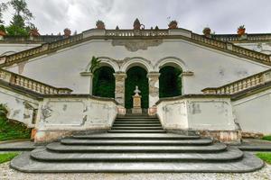 ettal, allemagne - 5 juillet 2021 - palais linderhof en bavière, allemagne, l'un des châteaux de l'ancien roi ludwig ii. photo