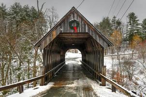 Meriden pont couvert sur Blood Brook dans le New Hampshire pendant l'hiver. photo