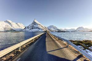 heure d'hiver le long des ponts fredvang dans les îles lofoten, norvège. photo