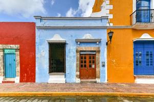 couleurs vives dans les maisons coloniales par une journée ensoleillée à campeche, mexique. photo