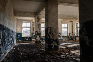 des bureaux et des halls abandonnés et détruits, un bâtiment industriel détruit, une maison aux vitres brisées, de vieilles maisons détruites. photo