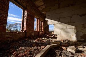 des bureaux et des halls abandonnés et détruits, un bâtiment industriel détruit, une maison aux vitres brisées, de vieilles maisons détruites. photo