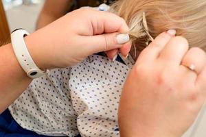 les cheveux de l'enfant sont coupés en un an, une tradition pour l'anniversaire de l'enfant. photo