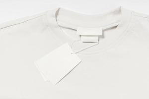 étiquette en papier vierge sur un vêtement en coton blanc photo