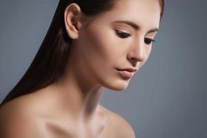 portrait d'une belle brune avec un maquillage élégant photo