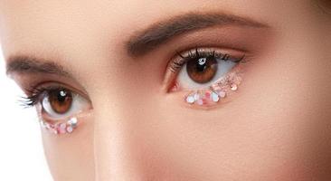 gros plan des yeux féminins avec maquillage artistique photo