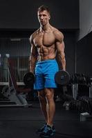 homme musclé pendant l'entraînement dans la salle de gym photo