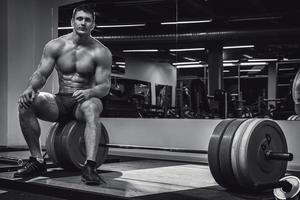 homme musclé dans la salle de gym après son entraînement de soulevé de terre photo