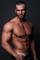 portrait de bel homme musclé posant en studio photo