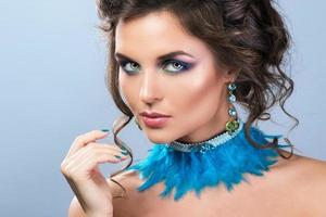 femme magnifique avec de belles boucles d'oreilles et collier photo