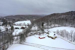 vue aérienne d'une ferme et d'une grange dans le vermont rural un jour de neige. photo