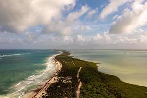 paysage aérien pittoresque de la péninsule de tulum à quintana roo, mexique. photo