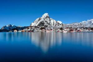 hiver à reine, îles lofoten, norvège. photo