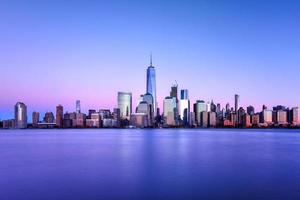 horizon de new york vu de l'autre côté de la rivière hudson dans le new jersey au coucher du soleil. photo