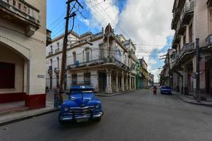 la havane, cuba - 8 janvier 2017 - voiture classique dans la vieille havane, cuba. photo