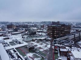 vue en grand angle du paysage et du paysage urbain du nord de luton recouverts de neige, images aériennes de la ville de luton du nord de l'angleterre royaume-uni après la chute de neige. la 1ère chute de neige de cet hiver 2022 photo