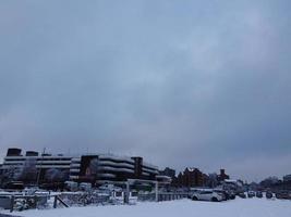 vue en grand angle du paysage et du paysage urbain du nord de luton recouverts de neige, images aériennes de la ville de luton du nord de l'angleterre royaume-uni après la chute de neige. la 1ère chute de neige de cet hiver 2022 photo