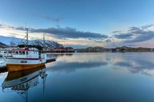 bateaux de pêche dans le village de fredvang dans les îles lofoten, norvège. photo