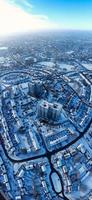 vue en grand angle du paysage et du paysage urbain du nord de luton recouverts de neige, images aériennes de la ville de luton du nord de l'angleterre royaume-uni après la chute de neige. la 1ère chute de neige de cet hiver 2022 photo