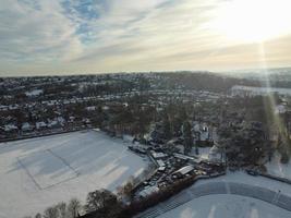 vue magnifique sur le parc public local après la chute de neige sur l'angleterre photo