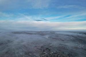 les plus belles images à angle élevé des nuages d'hiver au-dessus de la ville britannique d'angleterre photo