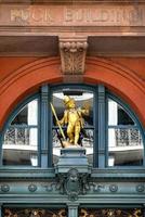 new york city - 17 août 2019 - bâtiment historique de la rondelle avec statue dorée de la rondelle de caractère de shakespeare. photo