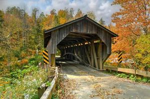 pont couvert de moulin à blé à cambridge, vermont pendant le feuillage d'automne. photo