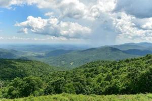 vue sur la vallée de shenandoah et les montagnes de la crête bleue du parc national de shenandoah, virginie photo