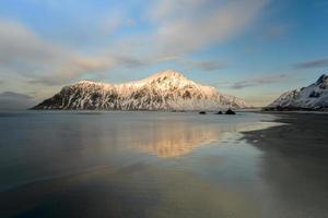 plage de skagsanden dans les îles lofoten, norvège en hiver. photo