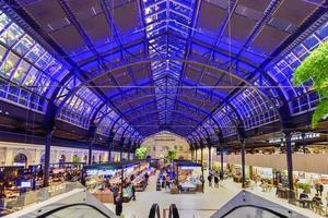 escaliers mécaniques menant aux voies de la gare centrale d'oslo à oslo, norvège 2022 photo