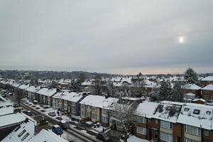 vue en grand angle du paysage et du paysage urbain du nord de luton recouverts de neige, images aériennes de la ville de luton du nord de l'angleterre royaume-uni après la chute de neige. la 1ère chute de neige de cet hiver 2022 photo